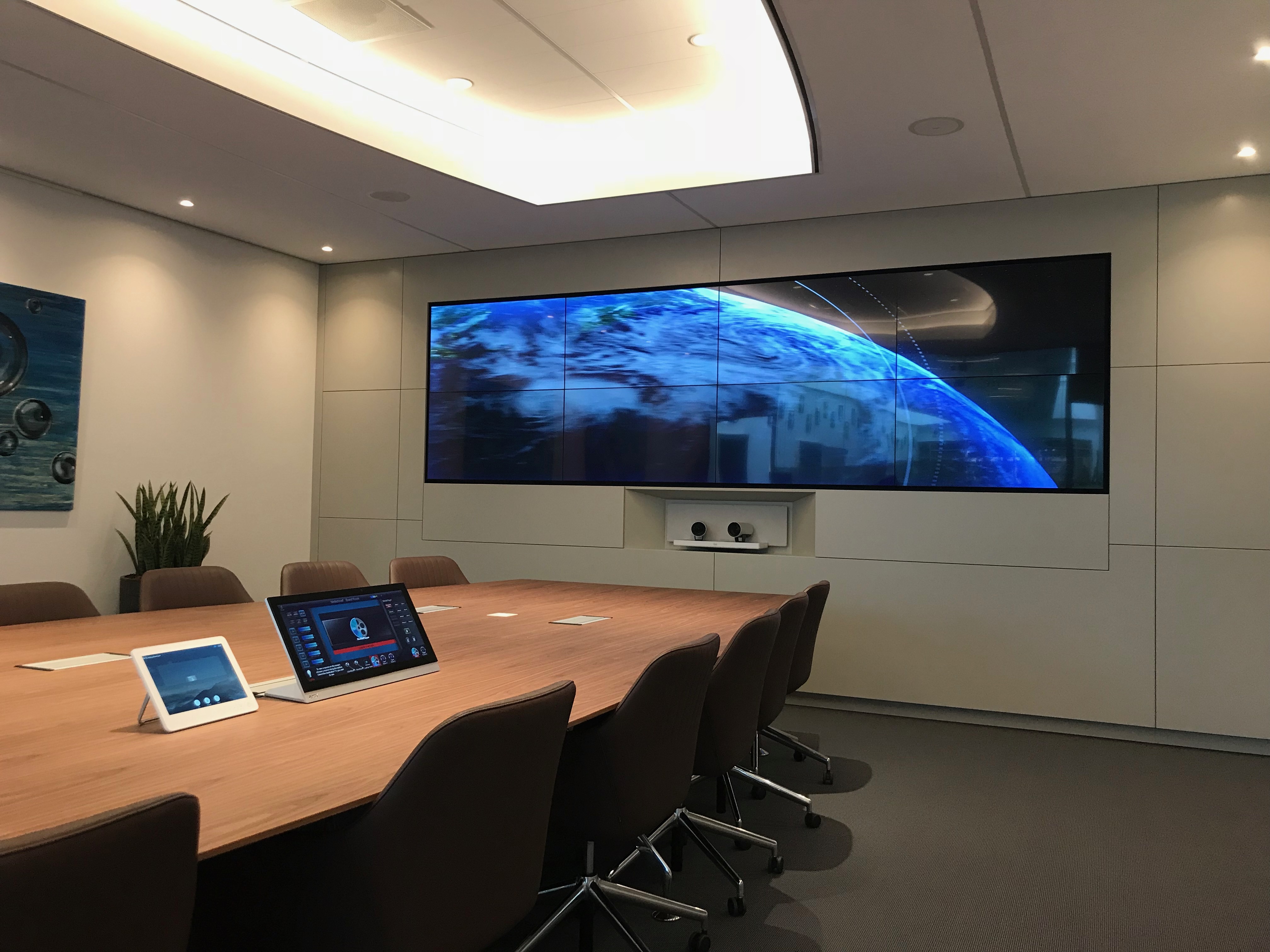 Vergaderzaal met groot scherm